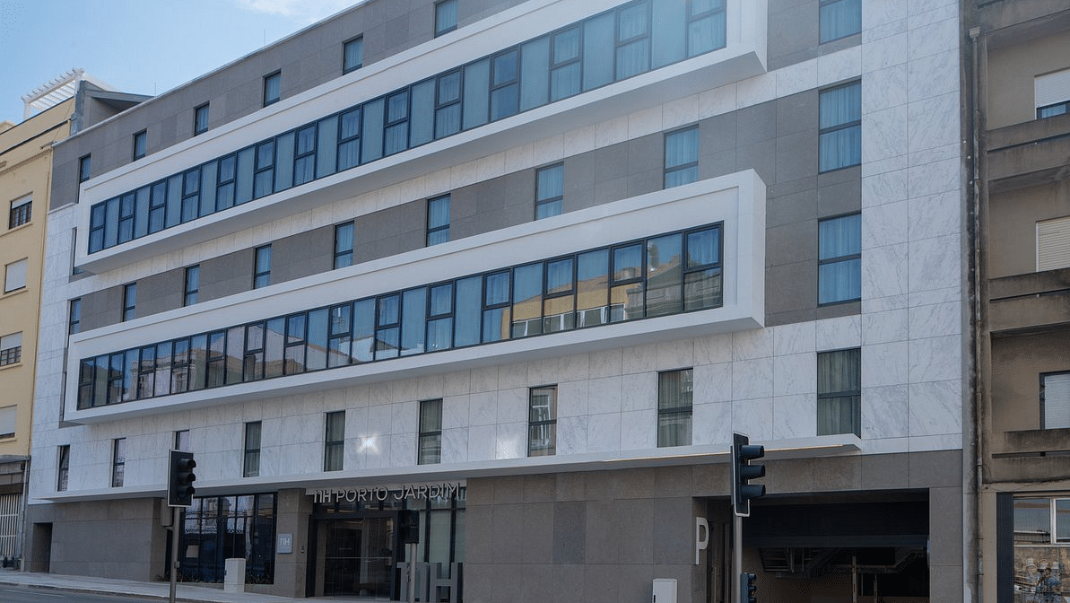 Hotel central photo NH Porto Jardim