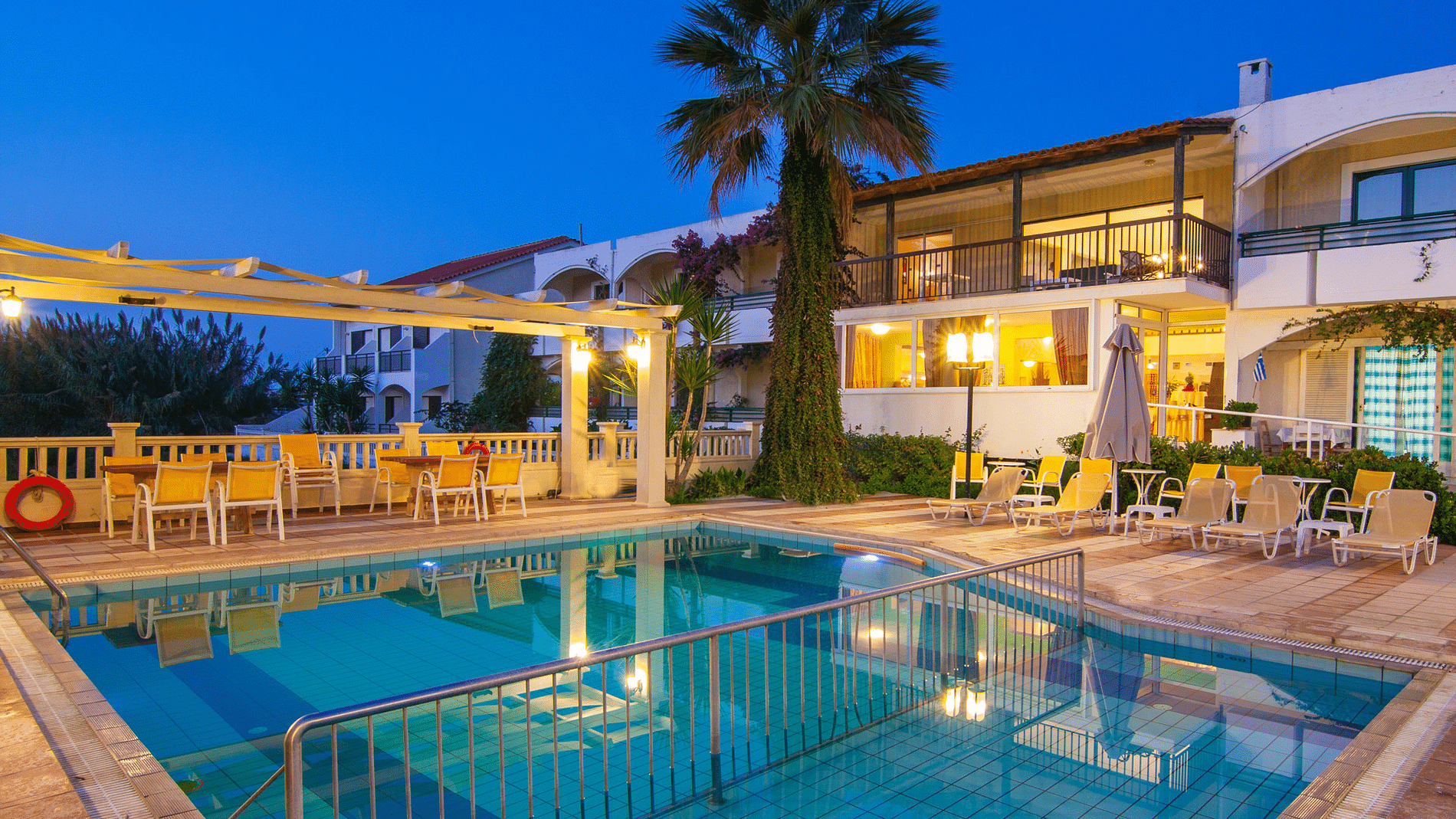 Hotel central photo Trefon Hotel Apartments & Family Suites